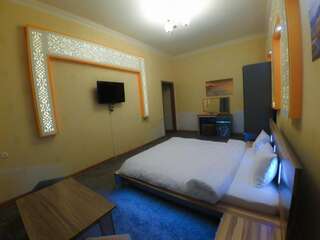 Отель Marsel Hotel Баку Трехместный номер, вид на сад-4